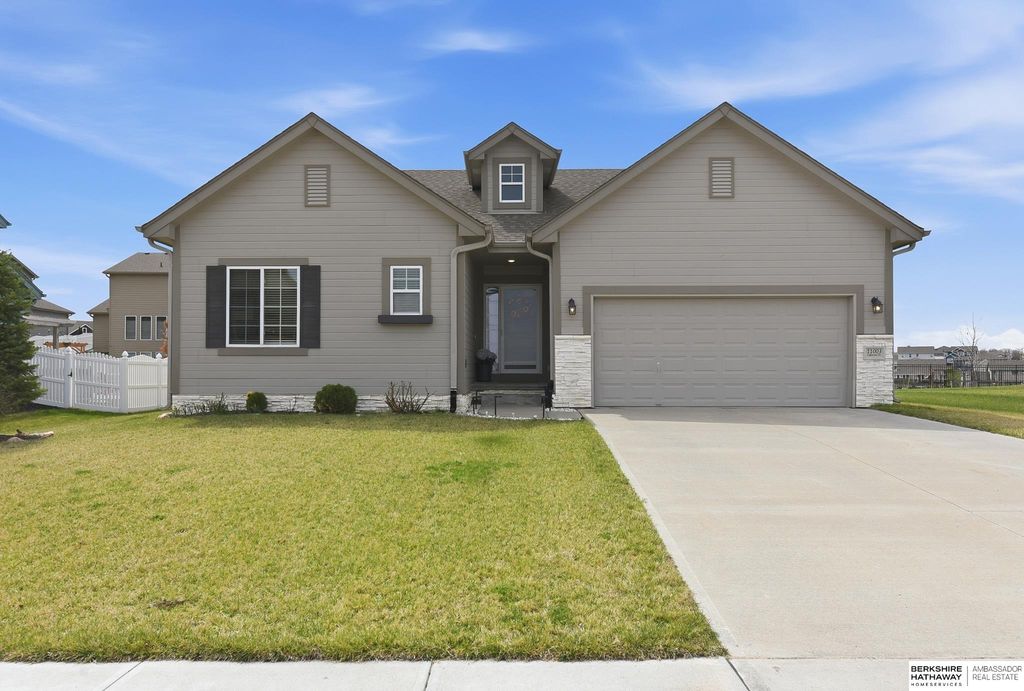 11003 Superior Drive, Papillion, NE 68046