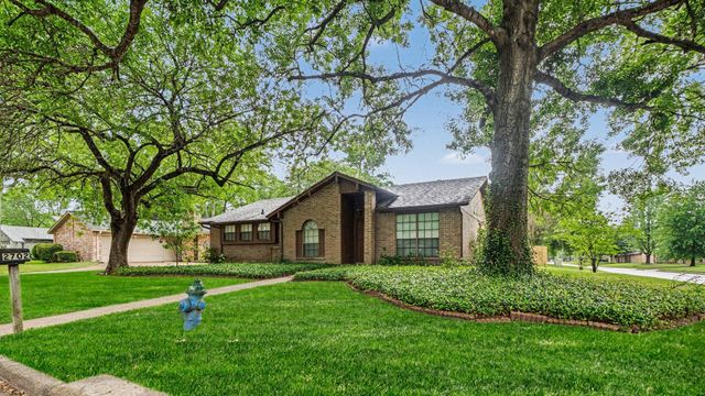 2702 Meandering Trail, Houston, TX 77339