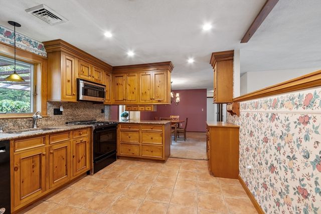 5 Montcastle Dr, Chelmsford, MA 01824