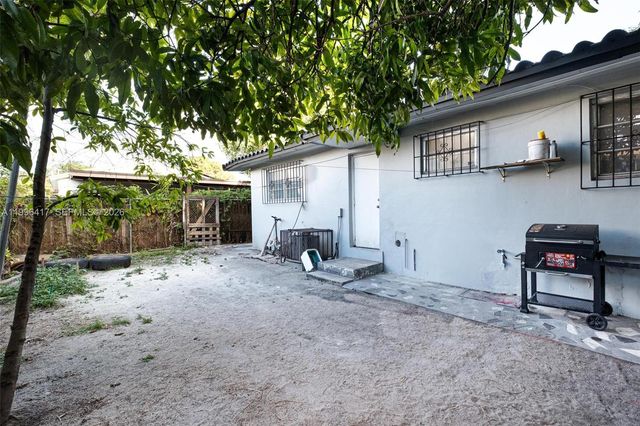 1519 NW 40th St, Miami, FL 33142