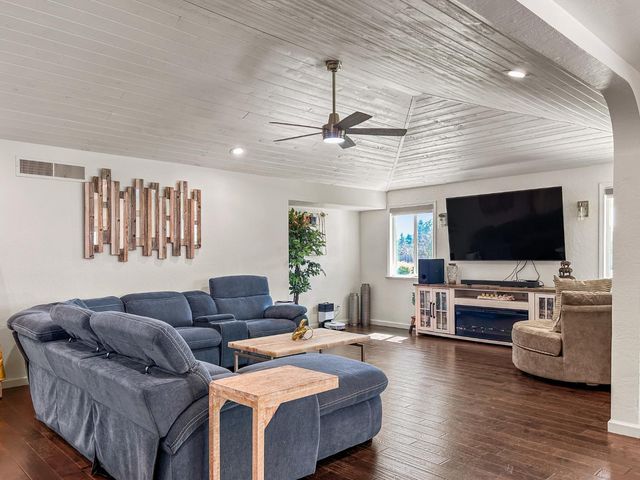 8099 E Nees Avenue, Clovis, CA 93619