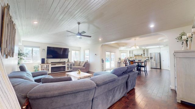 8099 E Nees Avenue, Clovis, CA 93619