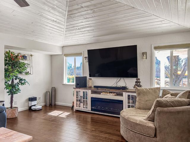 8099 E Nees Avenue, Clovis, CA 93619