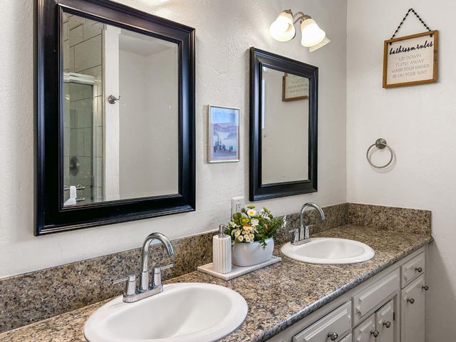 8099 E Nees Avenue, Clovis, CA 93619