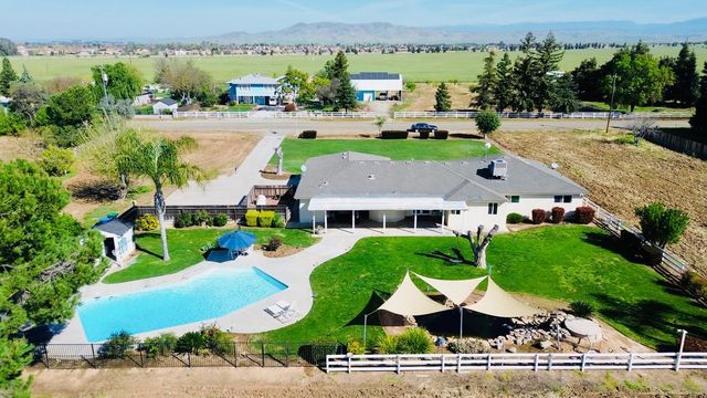 8099 E Nees Avenue, Clovis, CA 93619