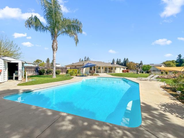 8099 E Nees Avenue, Clovis, CA 93619