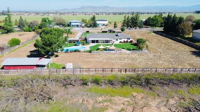 8099 E Nees Avenue, Clovis, CA 93619