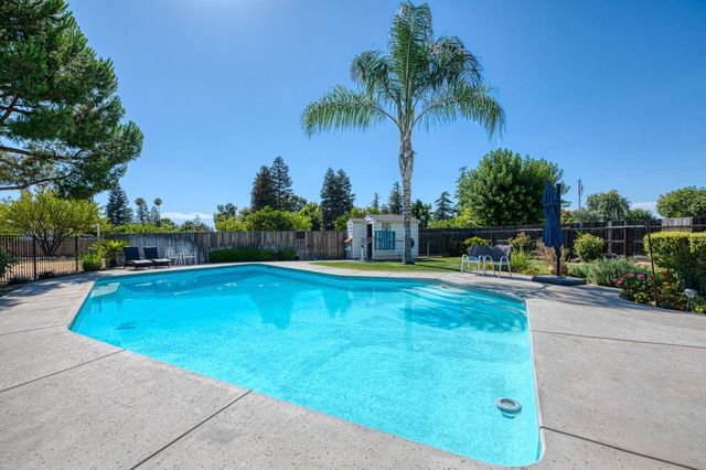 8099 E Nees Avenue, Clovis, CA 93619