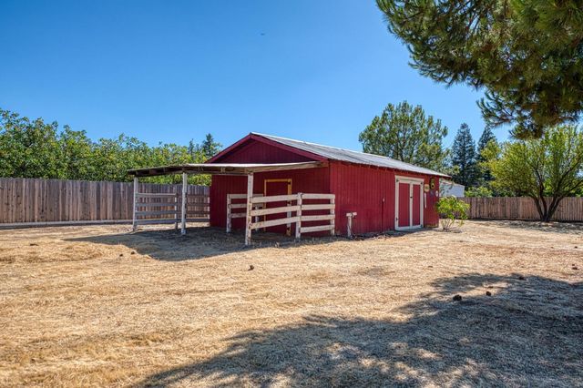 8099 E Nees Avenue, Clovis, CA 93619