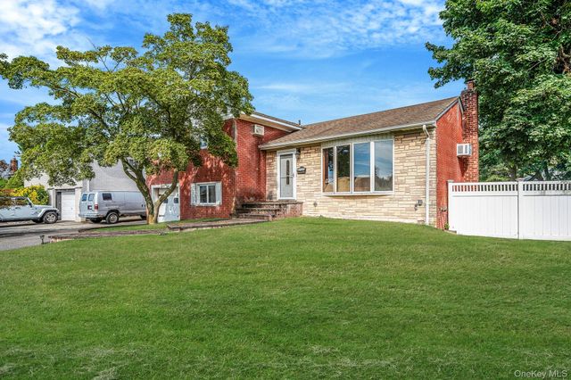 86 Silber Avenue, Bethpage, NY 11714