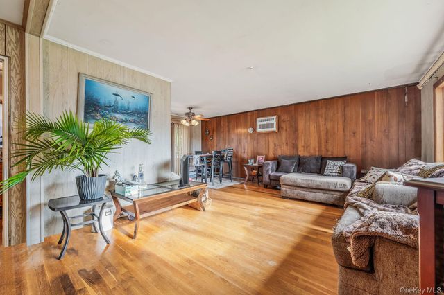 86 Silber Avenue, Bethpage, NY 11714