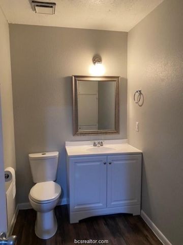 1401 Airline B Drive B, College Station, TX 77845