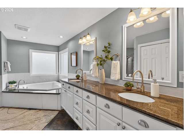 6033 Se BREWSTER Pl, Milwaukie, OR 97267