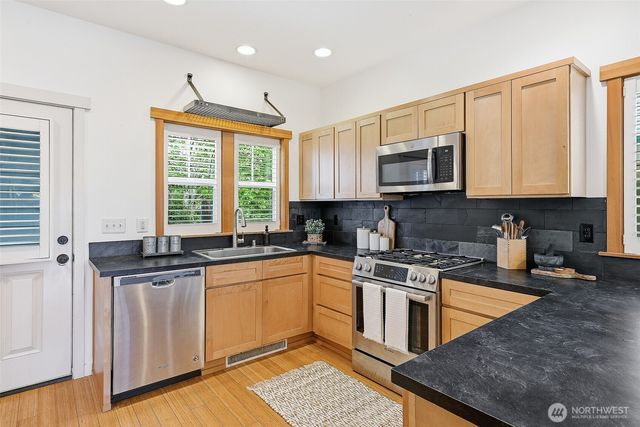 1723 Bungalow Way NE, Poulsbo, WA 98370