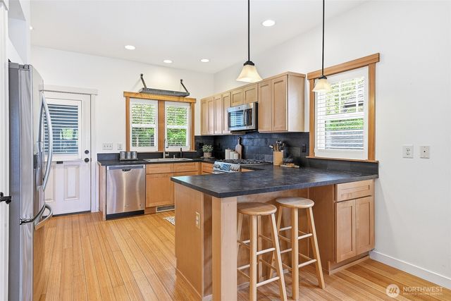 1723 Bungalow Way NE, Poulsbo, WA 98370
