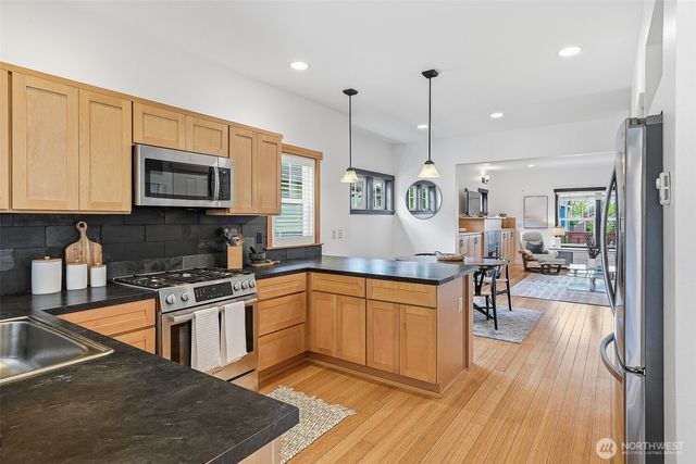 1723 Bungalow Way NE, Poulsbo, WA 98370