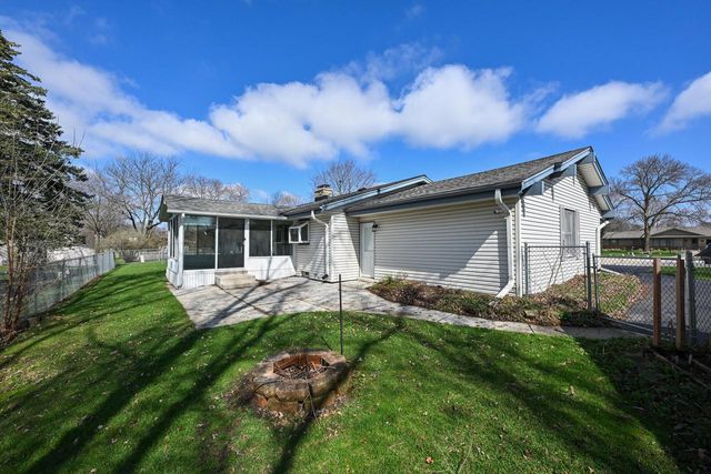 15225 W Park TERRACE, New Berlin, WI 53151
