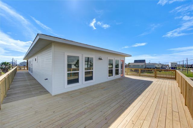 1014 Treaty Dr, Surfside Beach, TX 77541