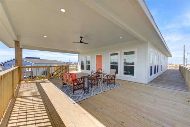 1014 Treaty Dr, Surfside Beach, TX 77541