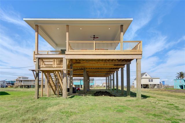 1014 Treaty Dr, Surfside Beach, TX 77541