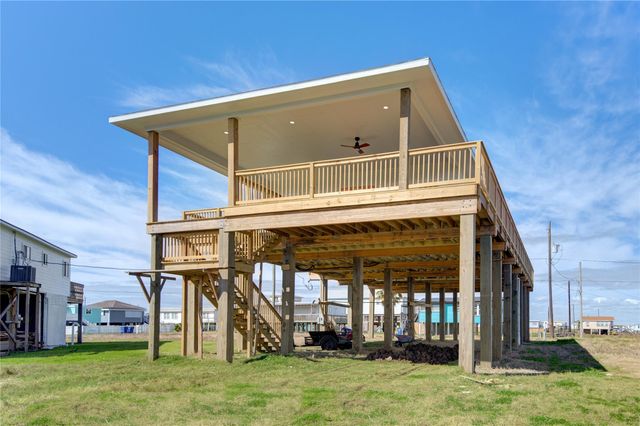 1014 Treaty Dr, Surfside Beach, TX 77541