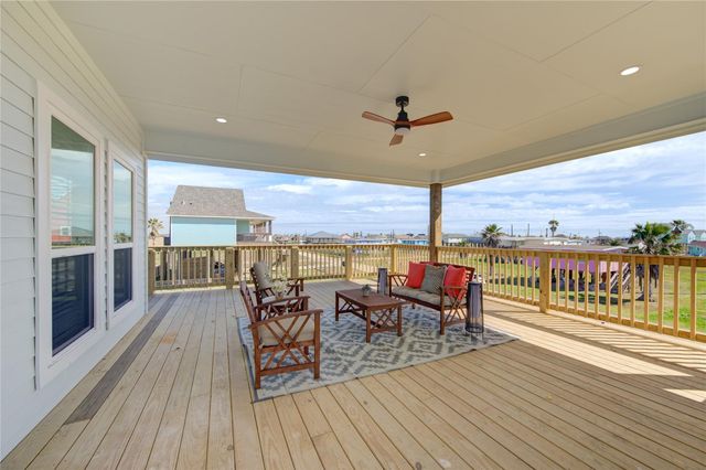 1014 Treaty Dr, Surfside Beach, TX 77541