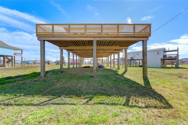 1014 Treaty Dr, Surfside Beach, TX 77541