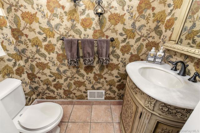 22 Knott Drive, Glen Cove, NY 11542