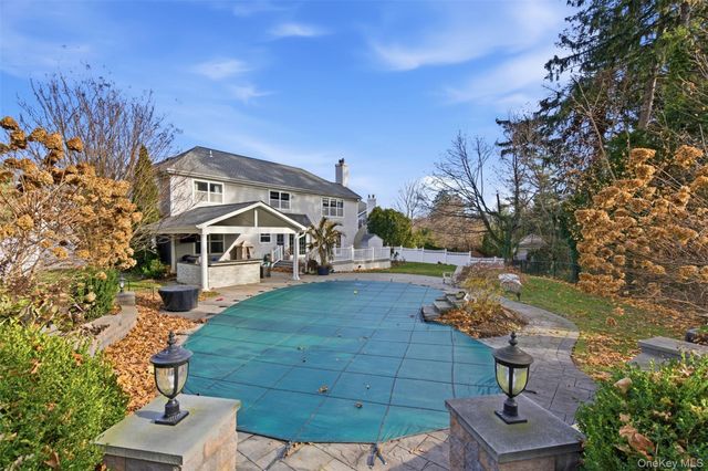 22 Knott Drive, Glen Cove, NY 11542