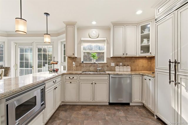 22 Knott Drive, Glen Cove, NY 11542