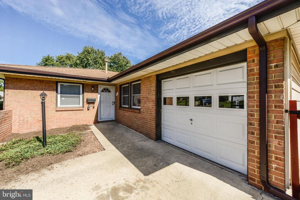 808 W NETTLE TREE RD, Sterling, VA 20164