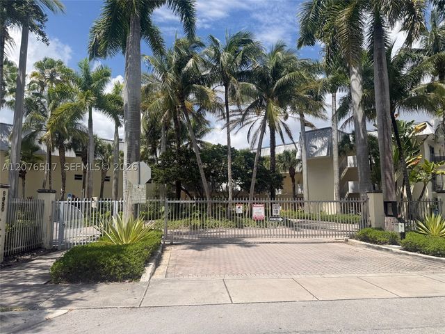 8950 SW 69th Ct 220, Pinecrest, FL 33156