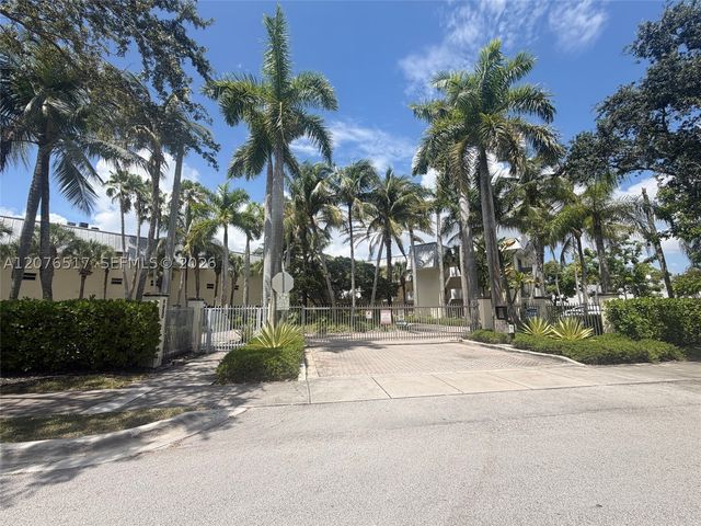 8950 SW 69th Ct 220, Pinecrest, FL 33156
