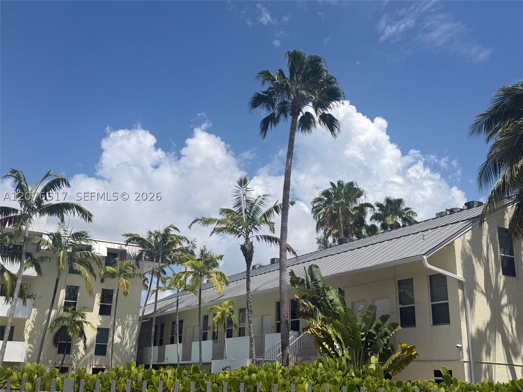 8950 SW 69th Ct 220, Pinecrest, FL 33156