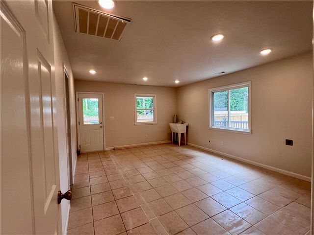 1666 N Oakland Avenue, Fayetteville, AR 72703