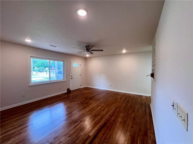 1666 N Oakland Avenue, Fayetteville, AR 72703