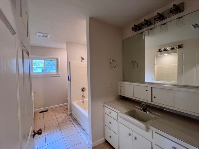 1666 N Oakland Avenue, Fayetteville, AR 72703