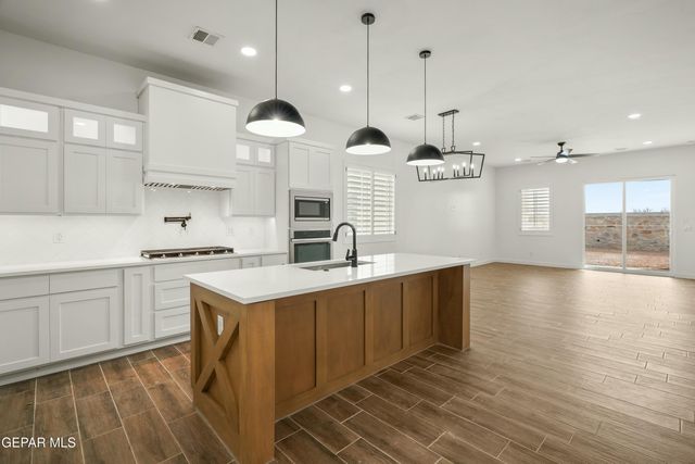 700 Paseo Del Agua Street, Horizon City, TX 79928