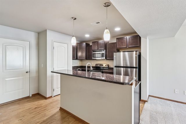 8601 Westown Parkway 28105, West Des Moines, IA 50266