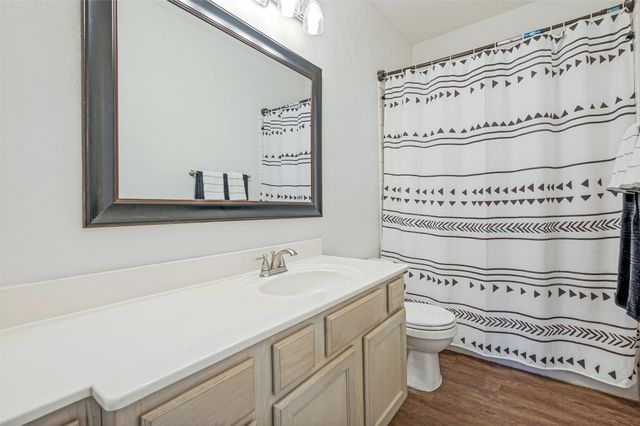 100 S Lakeview Drive, Lake Dallas, TX 75065