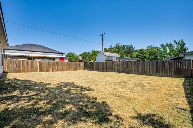 100 S Lakeview Drive, Lake Dallas, TX 75065