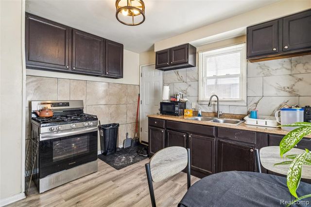 16240 Manning Street, Detroit, MI 48205