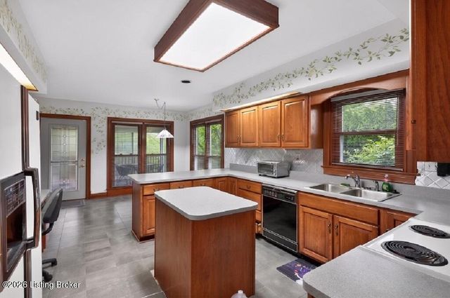 27 Autumn Hill Ct, Prospect, KY 40059