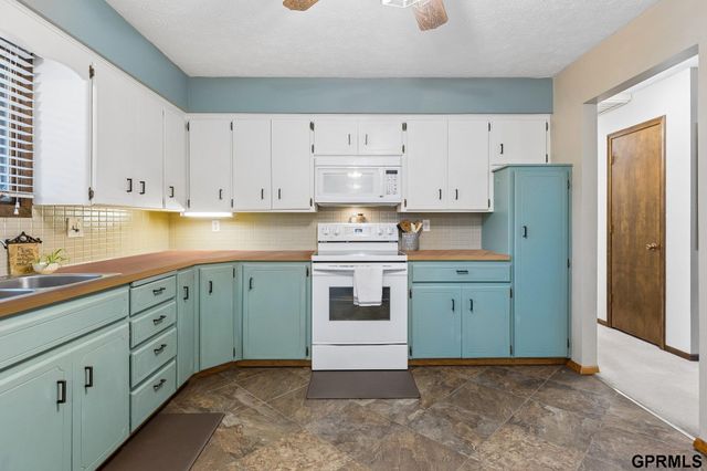611 Sand Hill Road, Louisville, NE 68037
