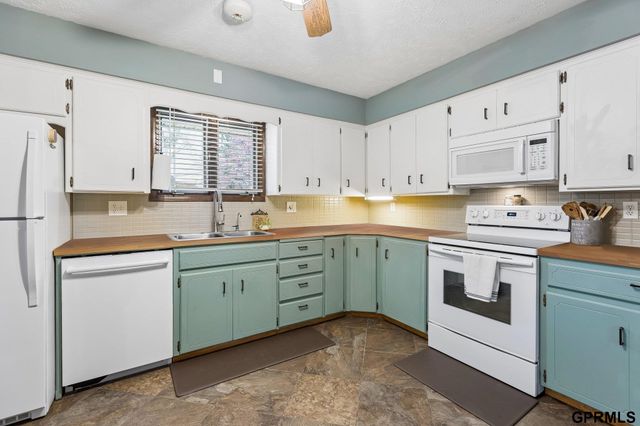 611 Sand Hill Road, Louisville, NE 68037
