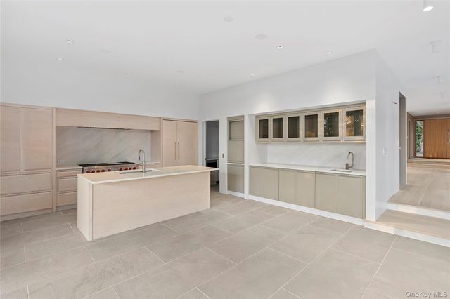 25 Bluff Point Road, Sag Harbor, NY 11963
