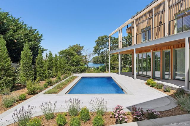25 Bluff Point Road, Sag Harbor, NY 11963