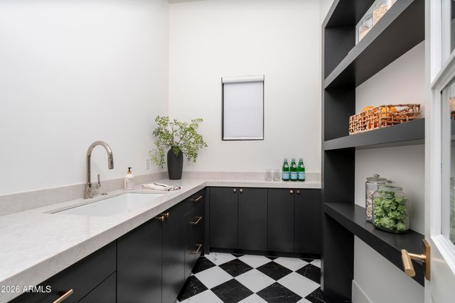 3923 E HEATHERBRAE Drive, Phoenix, AZ 85018