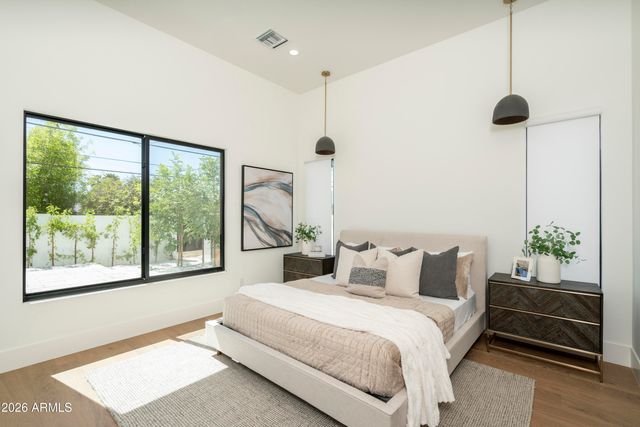 3923 E HEATHERBRAE Drive, Phoenix, AZ 85018