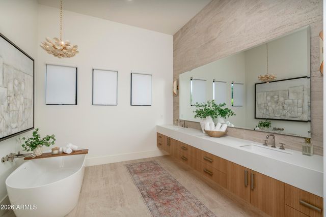 3923 E HEATHERBRAE Drive, Phoenix, AZ 85018